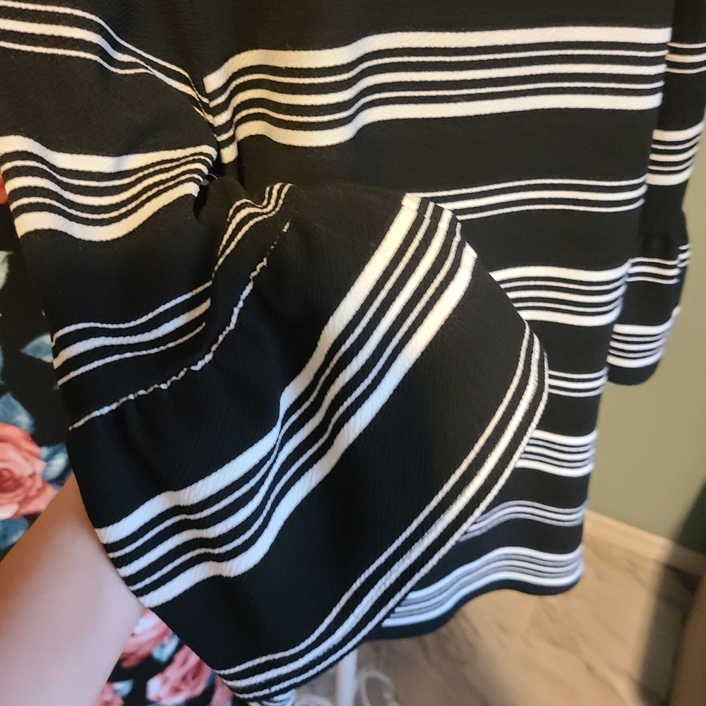 🤍🖤Striped top🖤🤍 - Picture 3 of 4